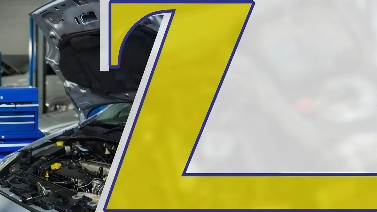 Motor de carro com o capô aberto na oficina e o Z amarelo da marca ZN 48